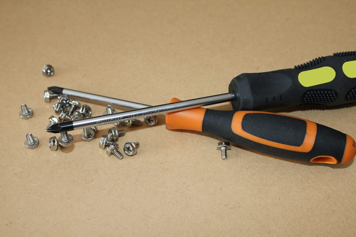 Usterka w domu – lodówka przestaje chłodzić, pralka przecieka. Zobacz, jak zareagować